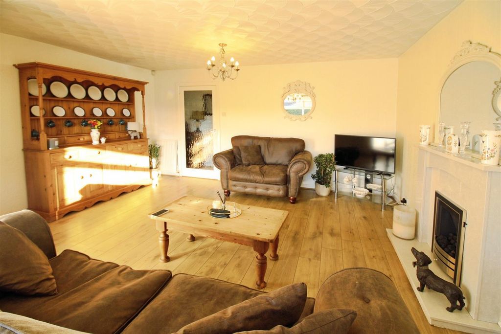 Property photo 2 of 12 Lounge/Dining Room