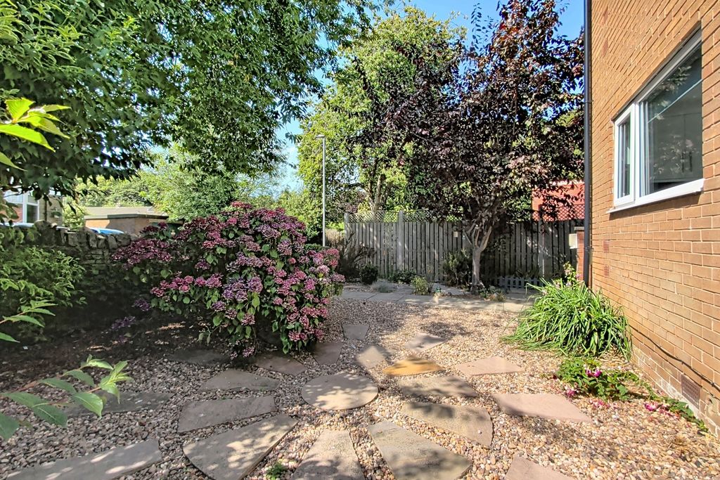 Property photo 2 of 15 Daisy-Road-Ewemove_00013