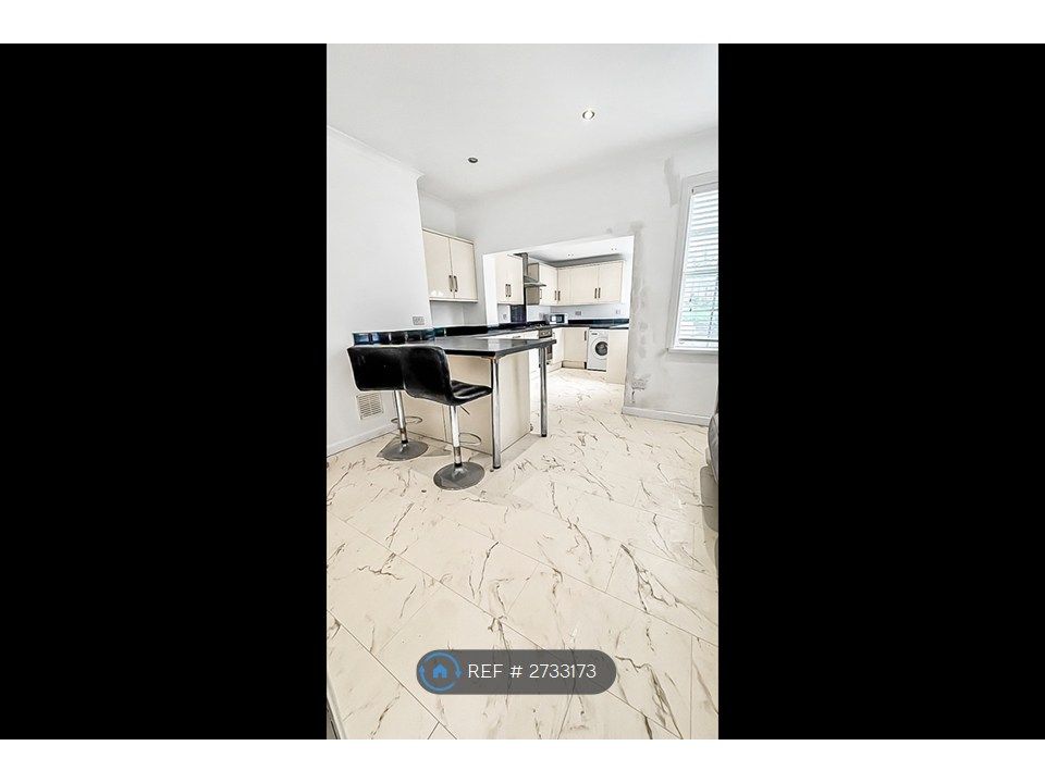 Property photo 3 of 14 Kitchen