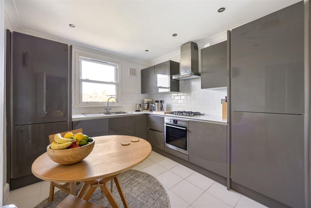 Property photo 3 of 13 Roland Road, E17