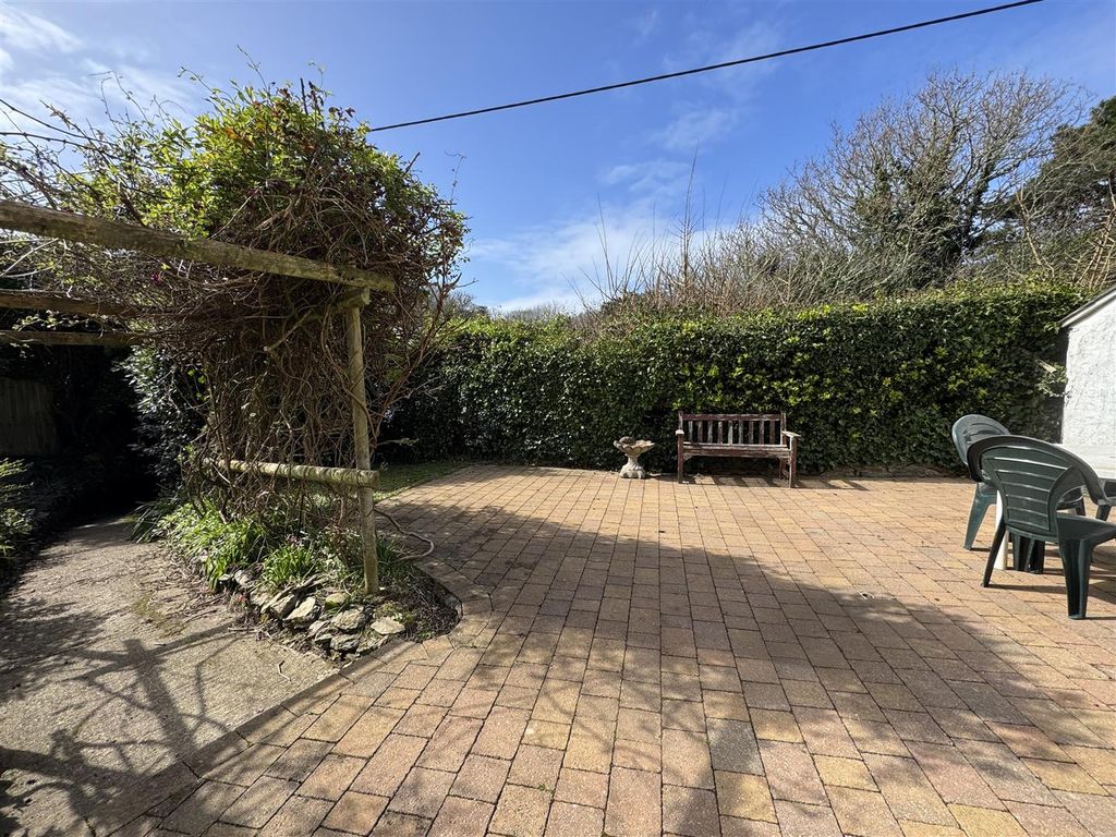 Property photo 3 of 25 Courtyard