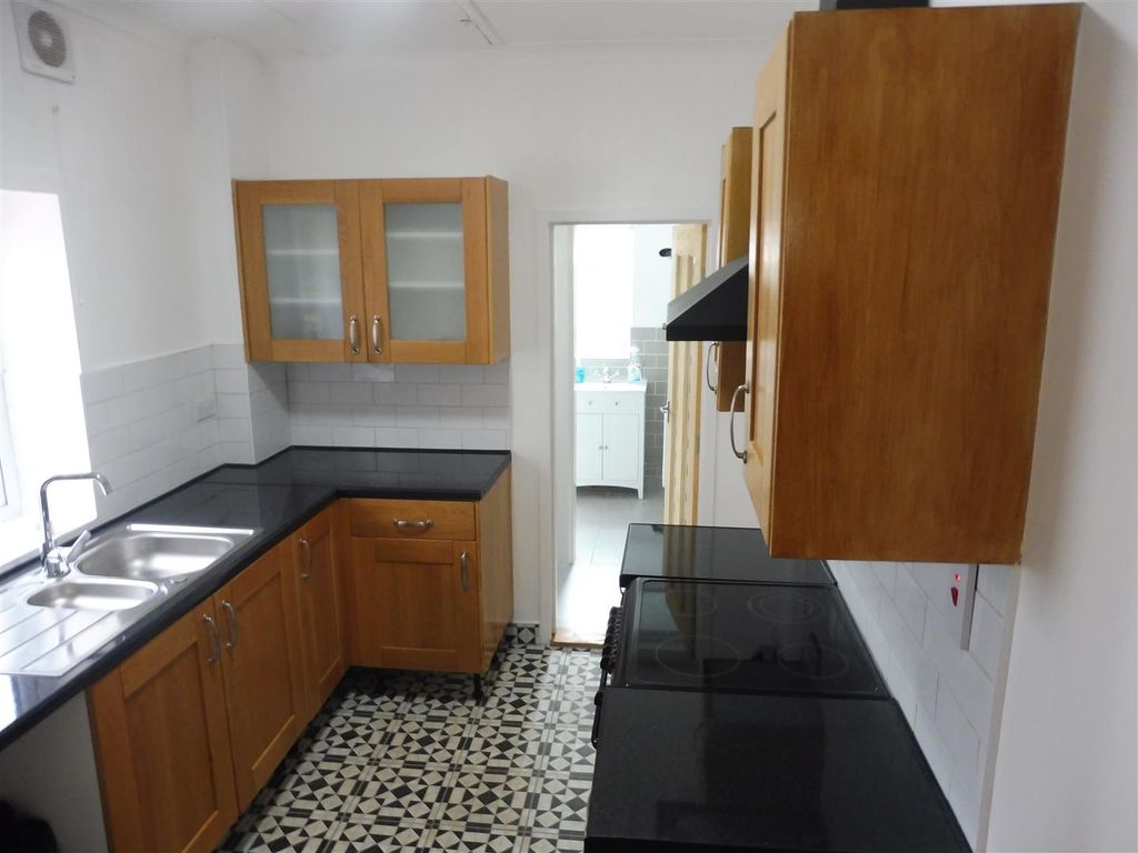 Property photo 2 of 8 Kitchen