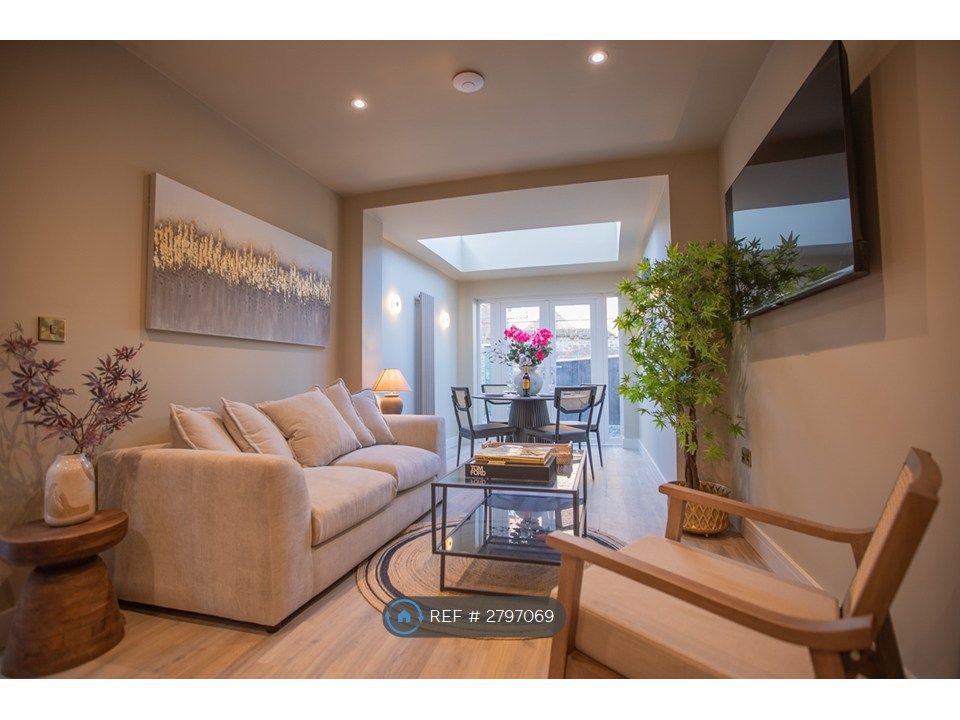 Property photo 1 of 12 Living Room