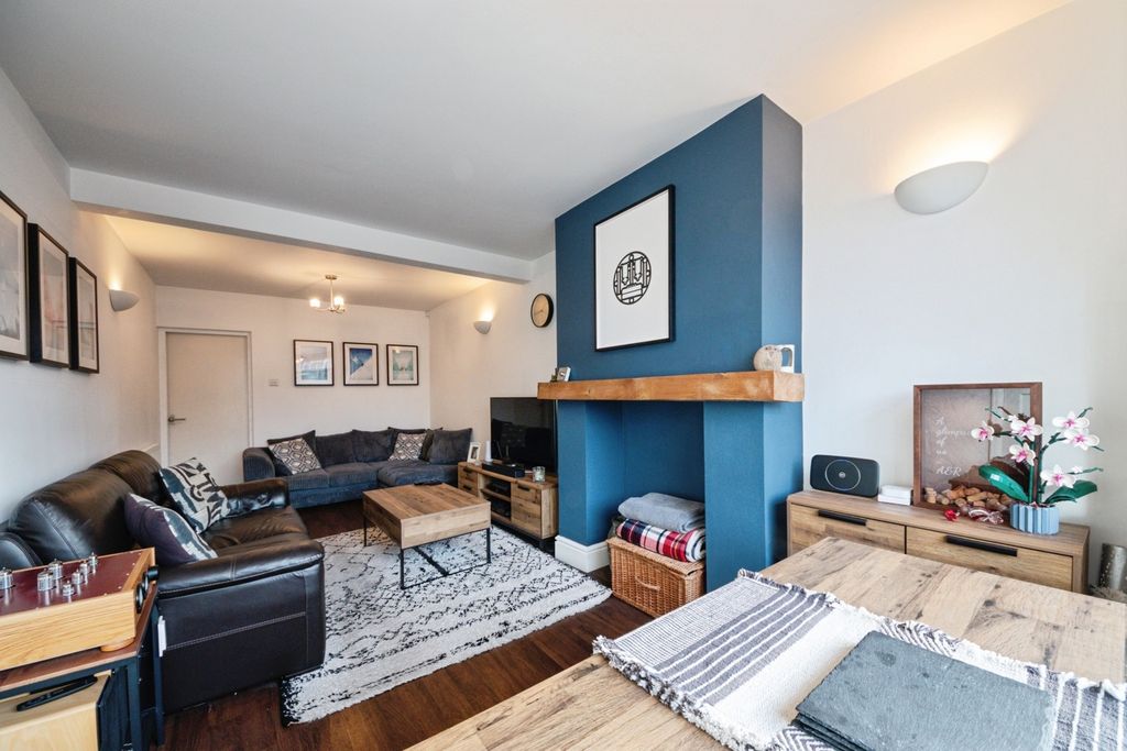 Property photo 3 of 17 Through Lounge