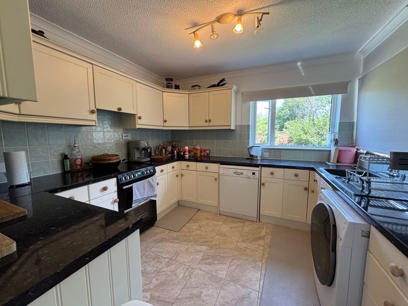 Property photo 3 of 18 Fitted Kitchen