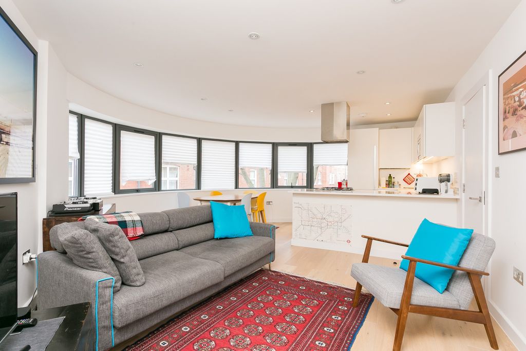 Property photo 2 of 11 1902201815_Ptbg_Flat