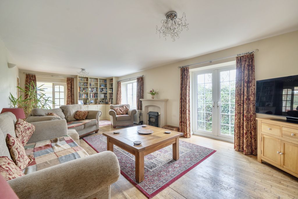 Property photo 2 of 32