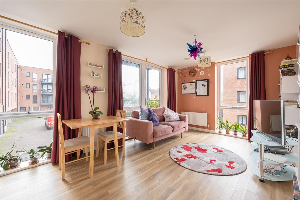 Property photo 2 of 16 Marine Crescent, Ig6