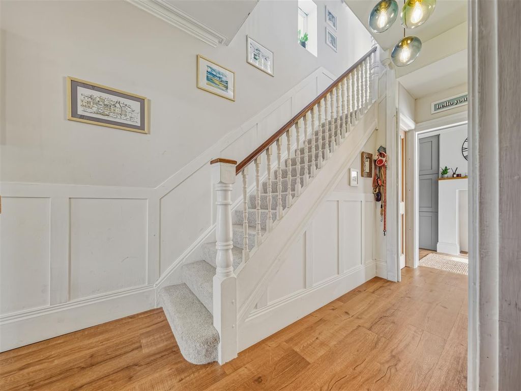 Property photo 3 of 43