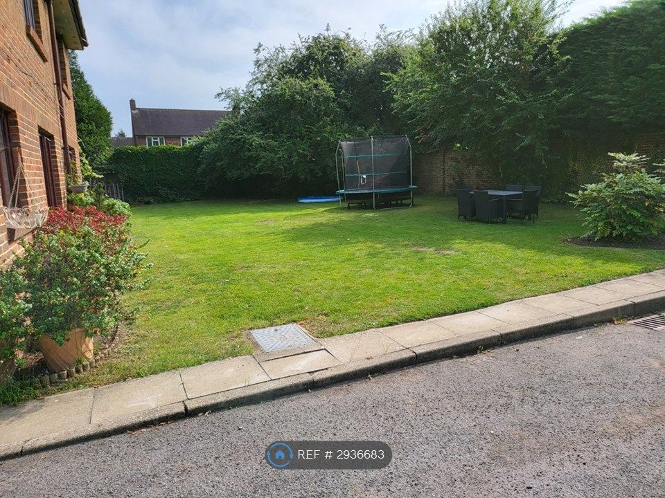 Property photo 3 of 8 Communal Gardens