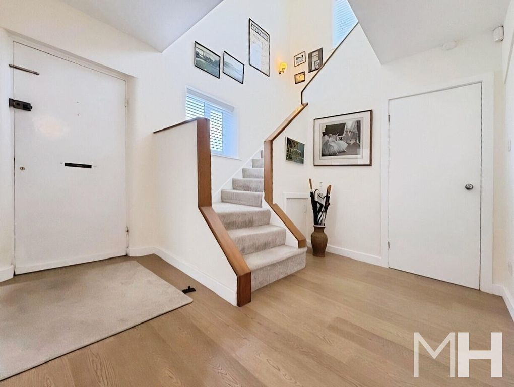 Property photo 2 of 17 Hallway