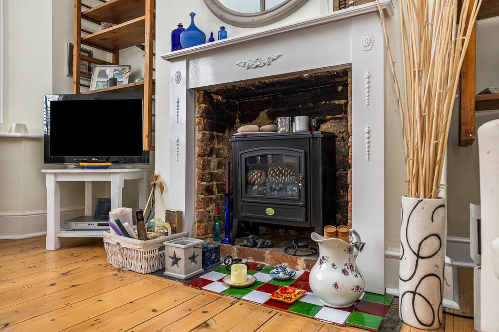 Property photo 2 of 27