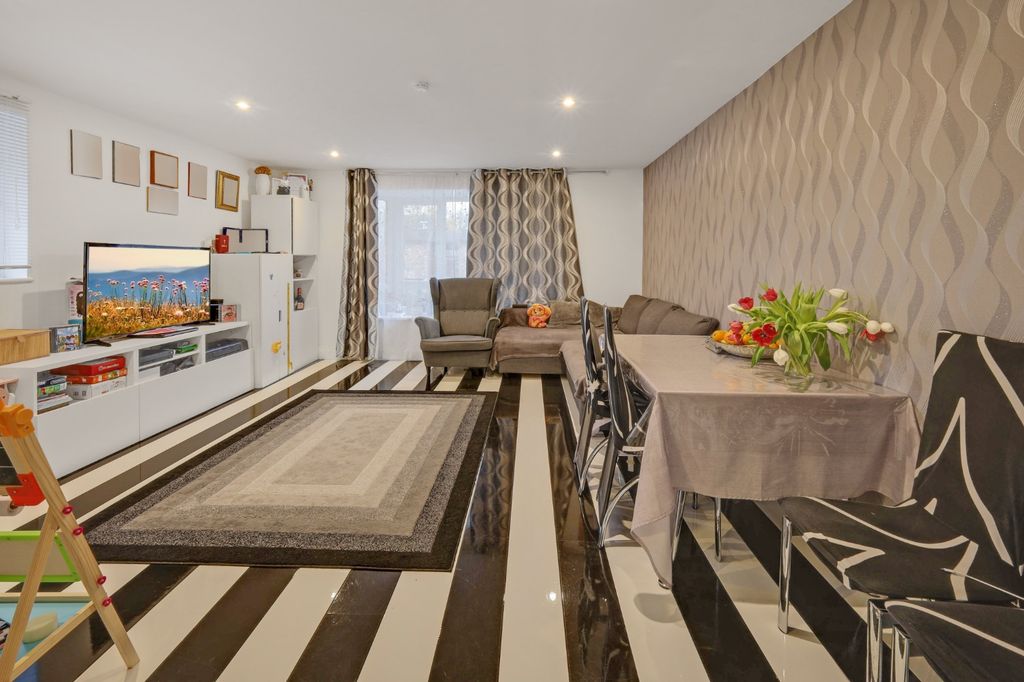 Property photo 3 of 9 4750802