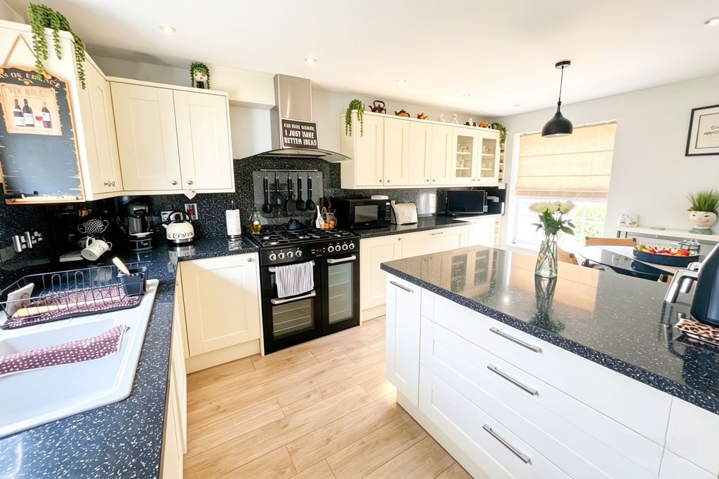 Property photo 3 of 12 Kitchen