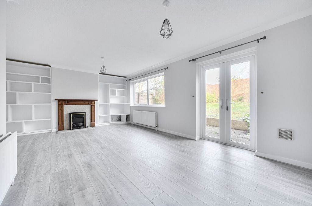 Property photo 2 of 12 1416334-23-698Ef3...