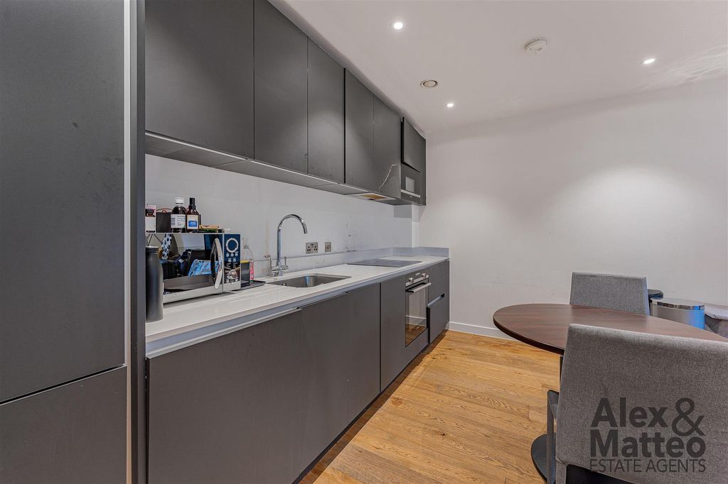 Property photo 3 of 7 Luxe Tower