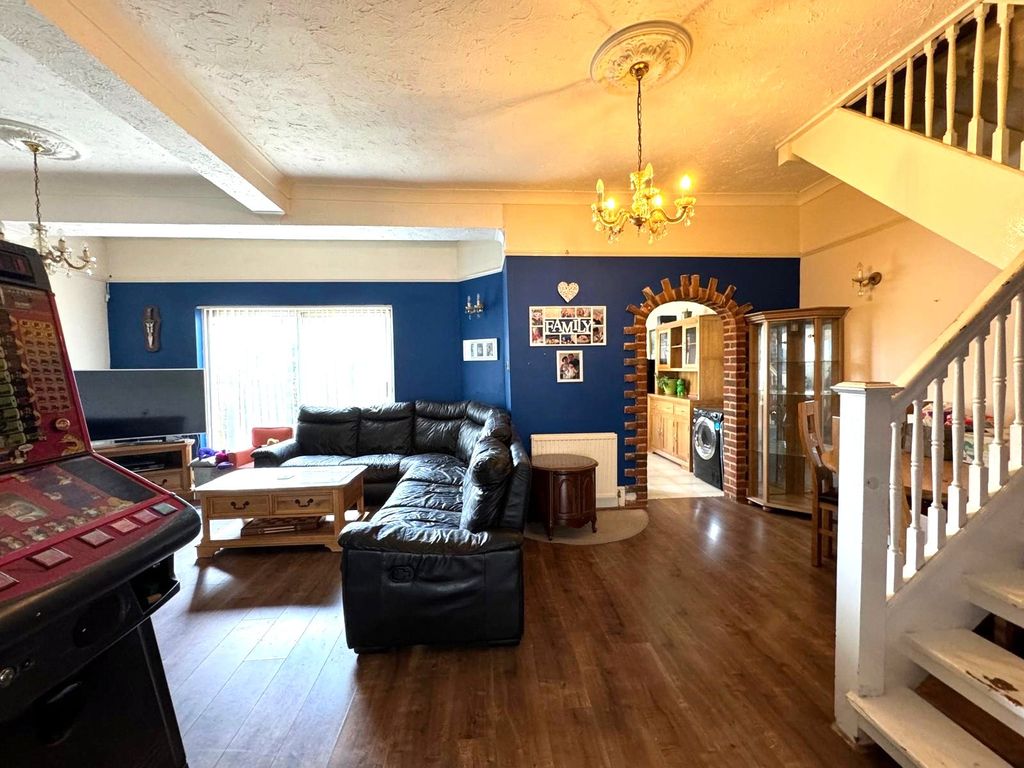 Property photo 2 of 15 Lounge