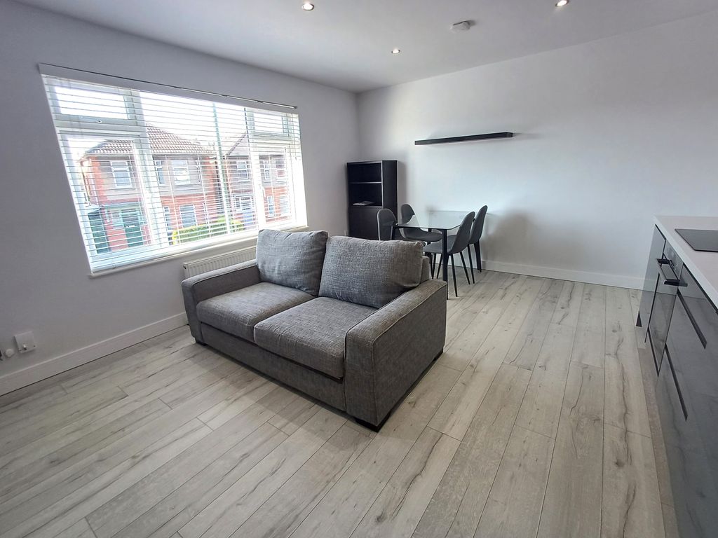 Property photo 3 of 17 Lounge 4