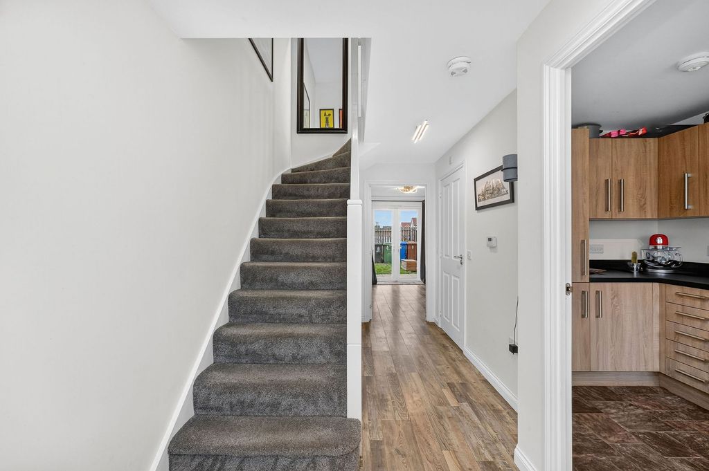 Property photo 3 of 21 Entrance Hall