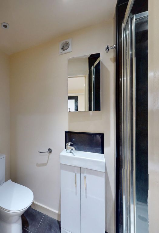 Property photo 3 of 9 Bathroom