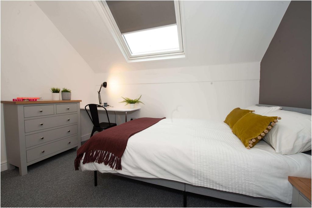 Property photo 3 of 12 Bright, Well-Maintained Double Bedroom In A Loft S...