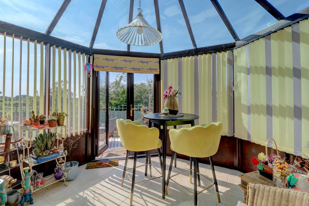 Property photo 3 of 20 Conservatory