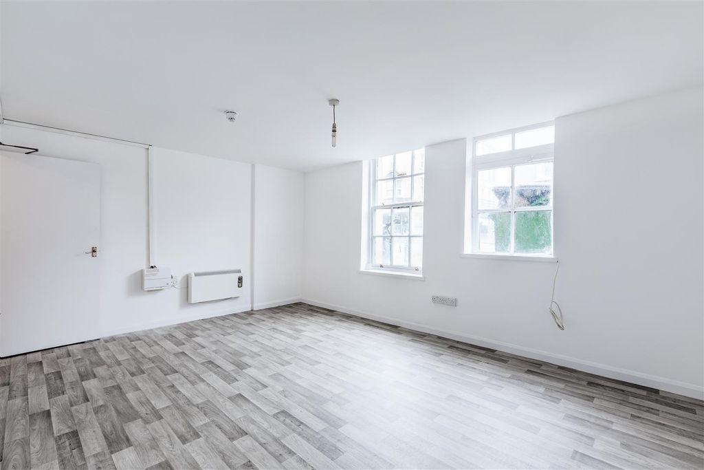 Property photo 2 of 9 Studio