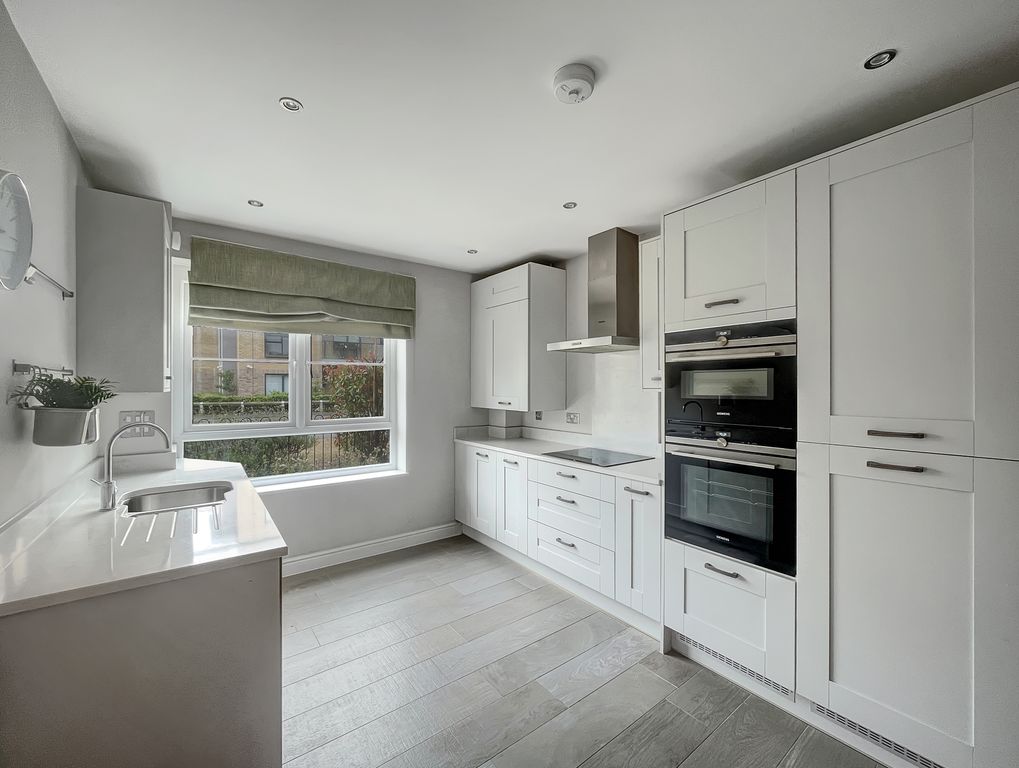 Property photo 3 of 12 Kitchen (2)
