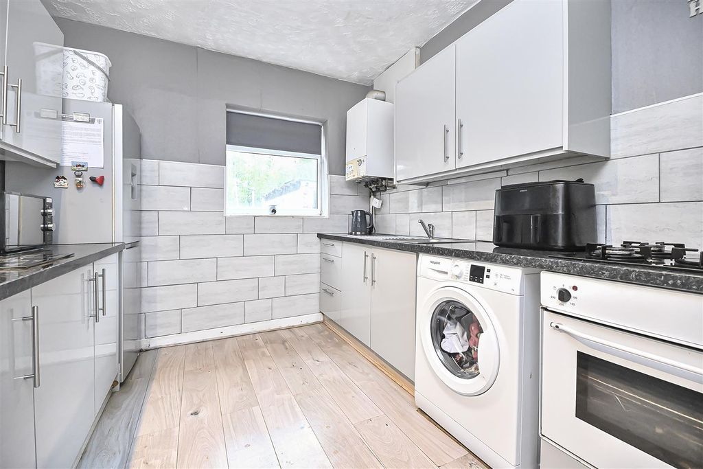 Property photo 3 of 26 34 Hilda Street Kitchen (1).Jpg