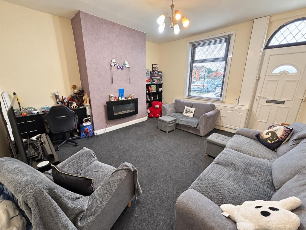 Property photo 2 of 12 Lounge