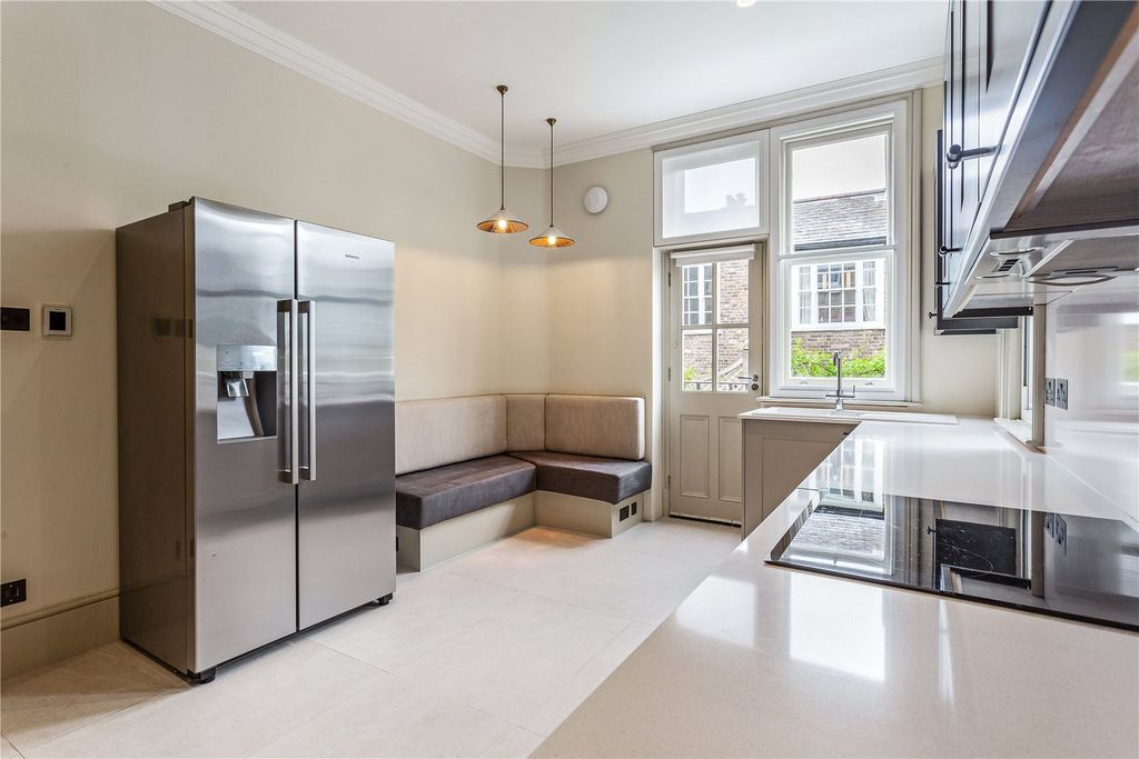 Property photo 3 of 10 Kitchen