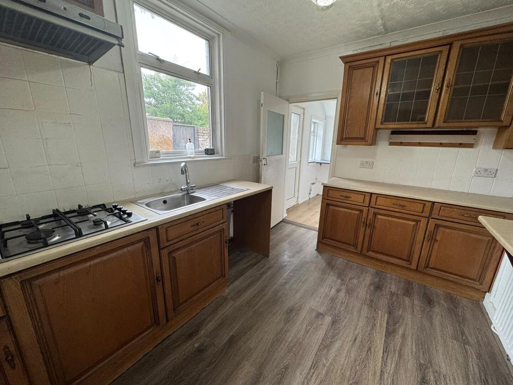 Property photo 3 of 11 Kitchen