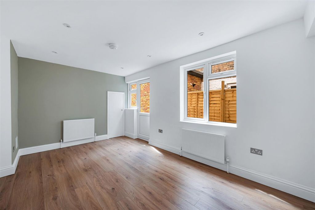 Property photo 2 of 12 Petersfield Road-7.Jpg