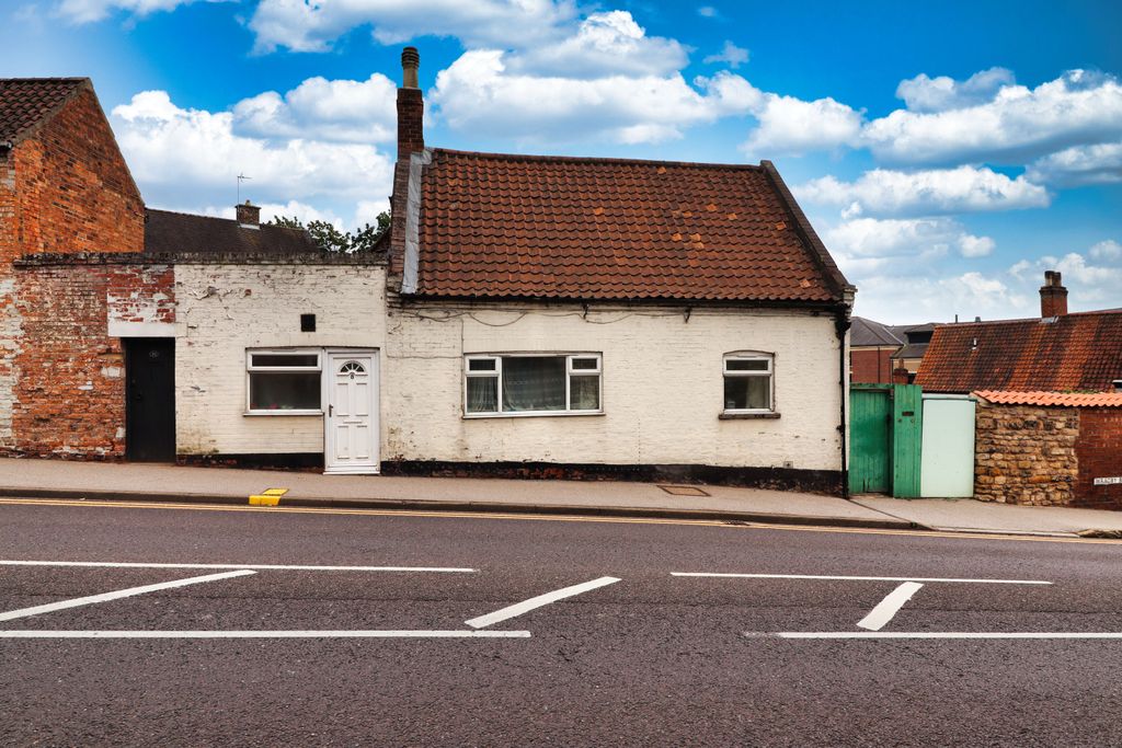 Property photo 1 of 8