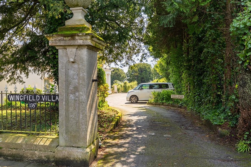 Property photo 2 of 21 Entrance