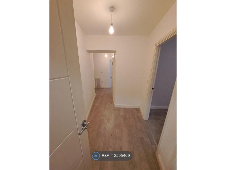 Property photo 3 of 6 Hallway