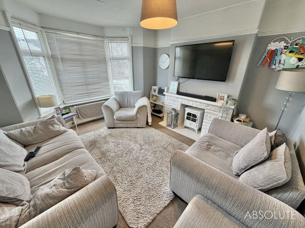 Property photo 3 of 13 Lounge