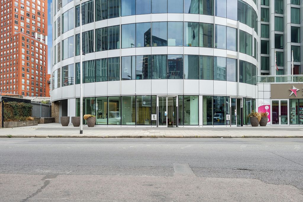 Property photo 2 of 9 Exclusive Commercial Entrance