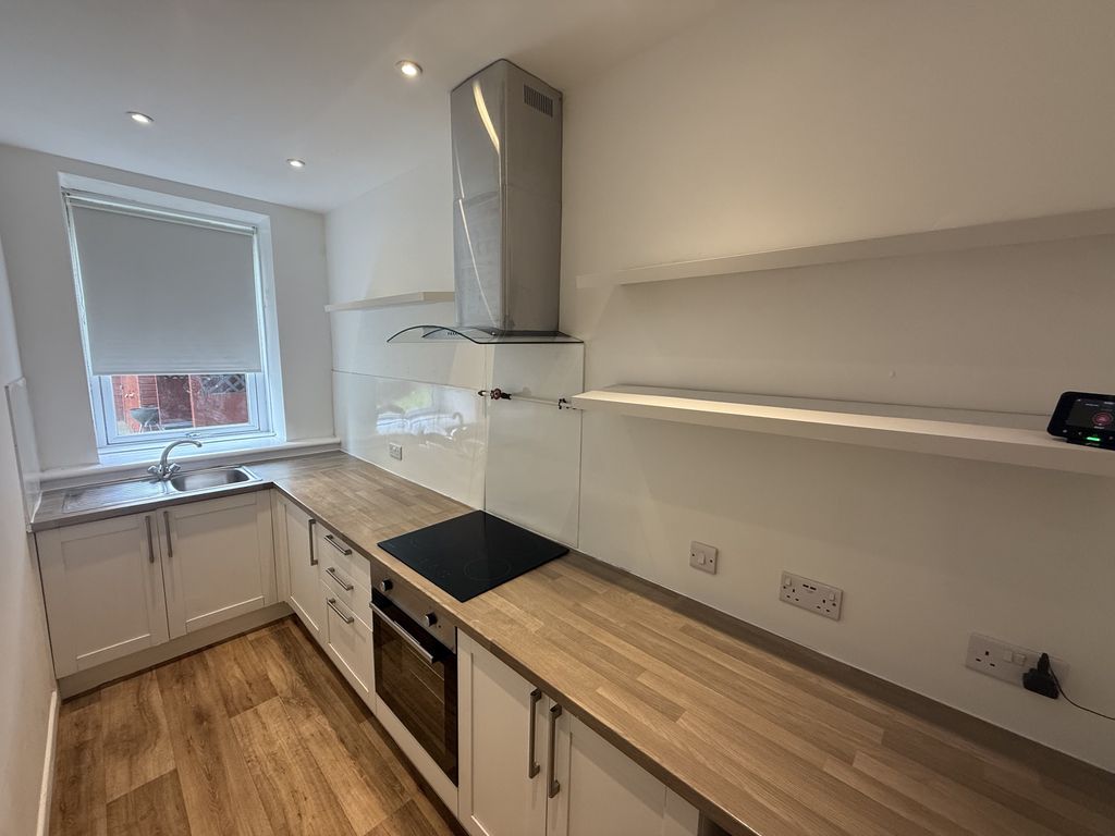 Property photo 3 of 10 Kitchen