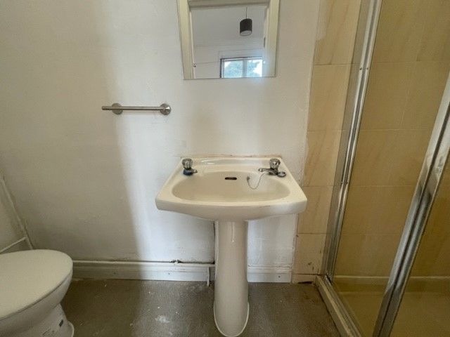 Property photo 3 of 4 Private Bathroom