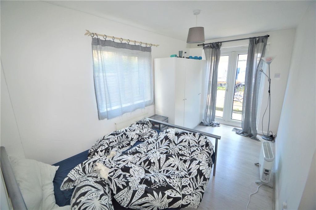 Property photo 2 of 12 Lincoln Street E11