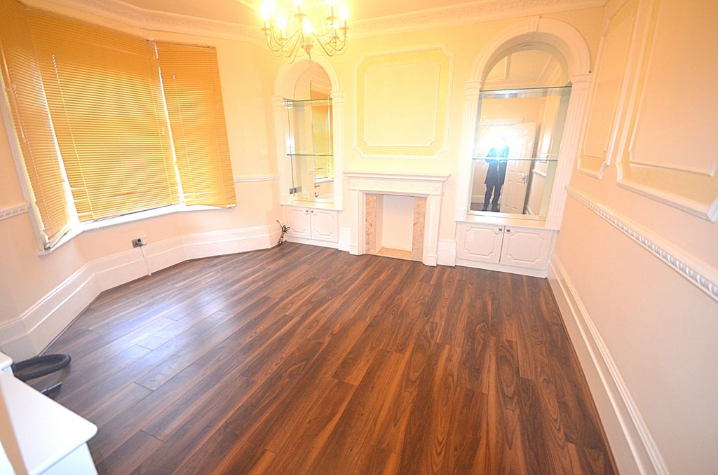 Property photo 3 of 12 Lounge