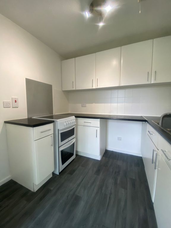 Property photo 3 of 7 Kitchen