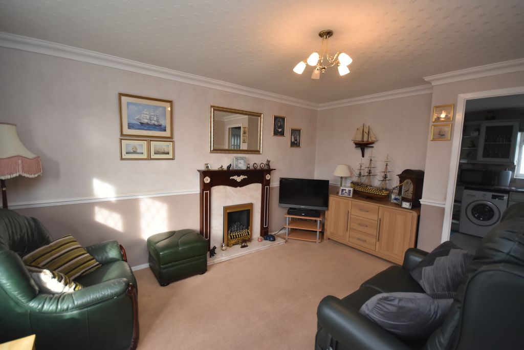 Property photo 2 of 11 Lounge