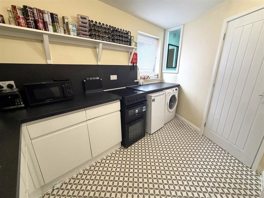 Property photo 3 of 9 Kitchen