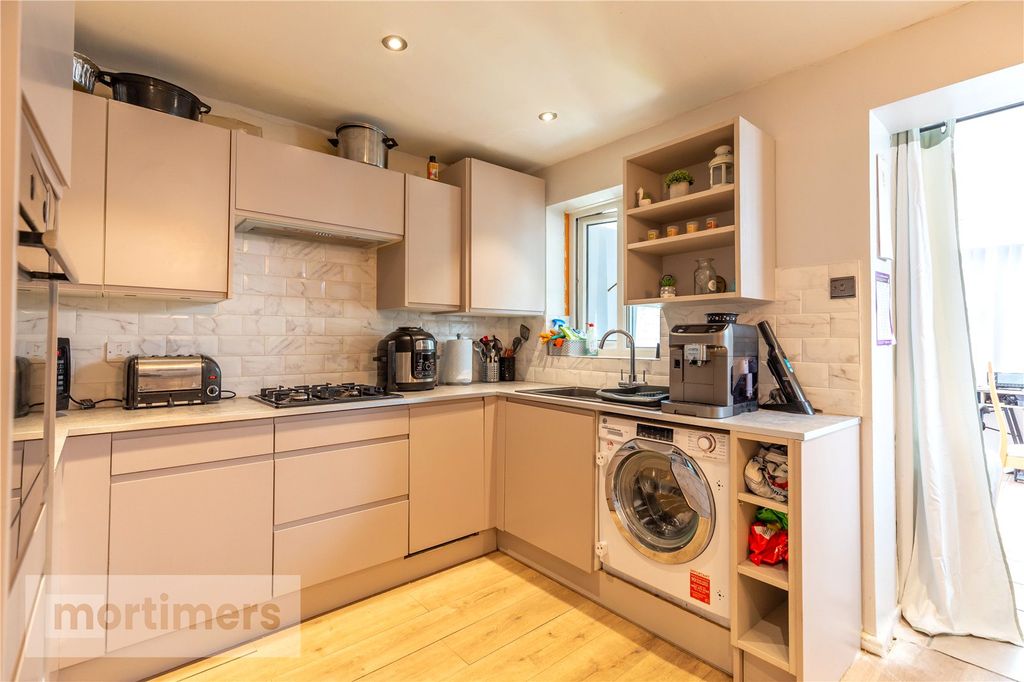 Property photo 3 of 17 Kitchen
