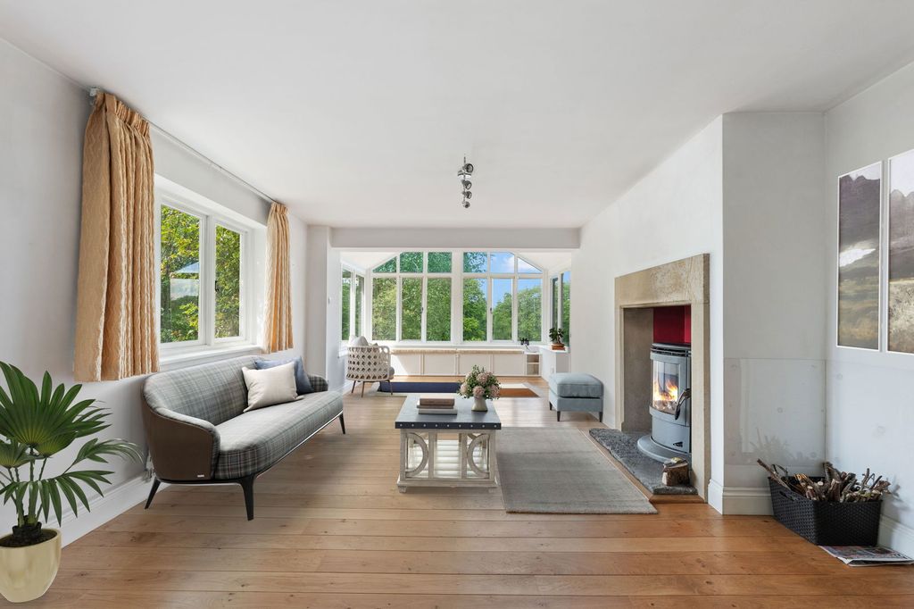 Property photo 3 of 44