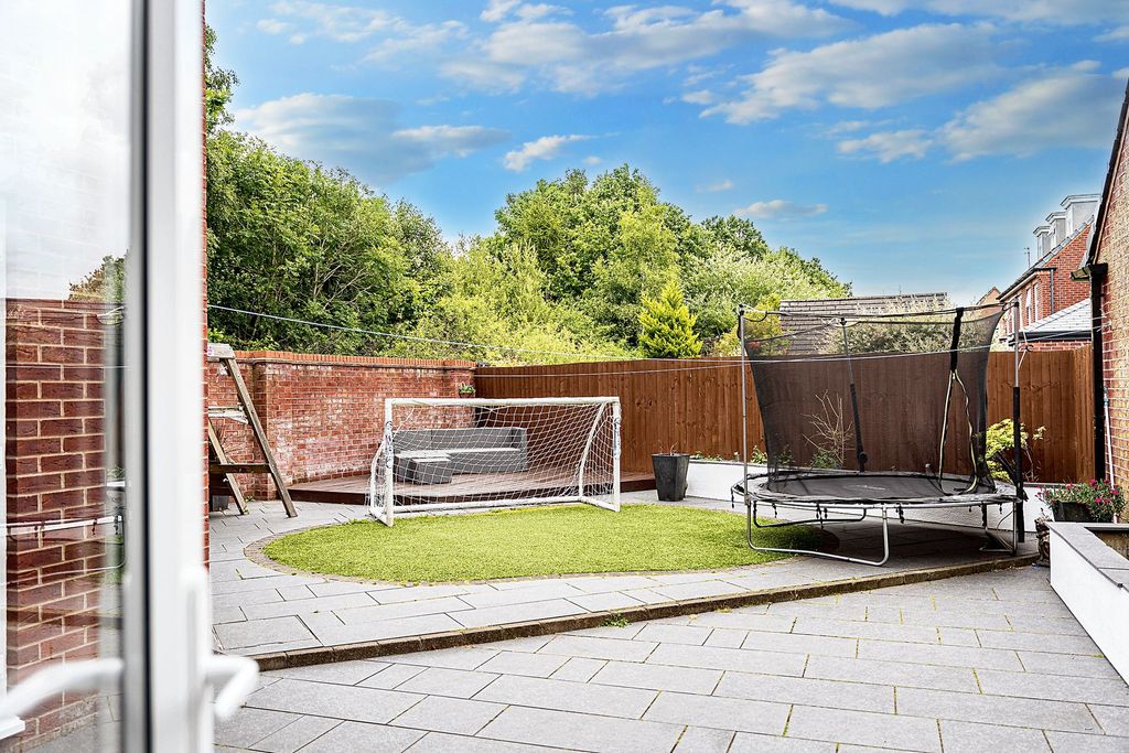 Property photo 2 of 34