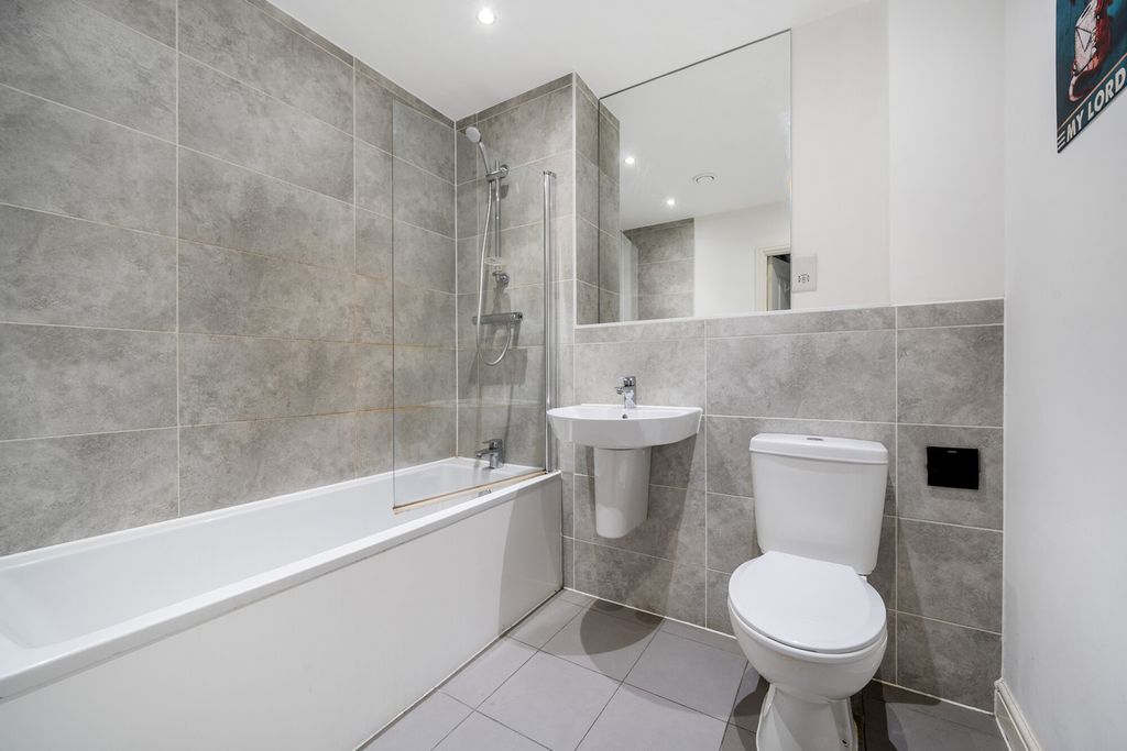 Property photo 3 of 17 Bathroom