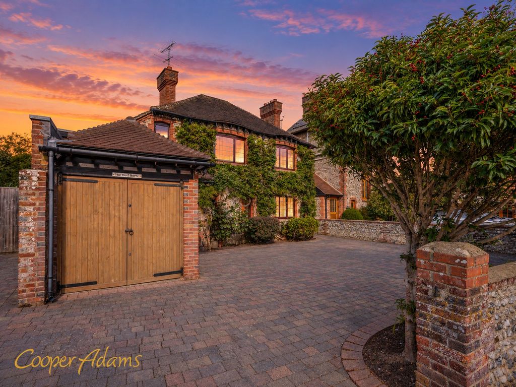 Property photo 1 of 27 Twilight